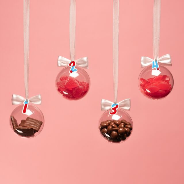 🎄 ADVENTSTÄVLING 🎄
⁠
Adventstiden är här, och vi vill sprida lite extra julglädje! Därför tävlar vi ut 1 kg härligt julgodis till tre lyckliga vinnare. Godiset är värt cirka 250 kr och perfekt för att njuta av i decembermörkret. 🎁✨

Nu kör vi! ⁠🎅
⁠
För att delta i denna tävling och vara med i utlottningen av 1 kg godis måste du:

1️⃣ Följ @aroma_godisfabriken här på Instagram.

2️⃣ Kommentera detta inlägg vilket ditt bästa julgodis är 🍬❤️

3️⃣ Håll tummarna och sprid lite adventsmagi! 🌟
Tipsa gärna en vän så att ni båda kan delta och maxa era chanser att vinna. 🎁

Tävlingsinfo:
* Tävlingen pågår från 1/12–8/12 2024.
* Tre vinnare lottas slumpmässigt från kommentarerna i detta inlägg och kontaktas via DM senast tre dagar efter tävlingens slut. Om vinnaren inte svarar inom 3 dagar förbehåller sig Aroma rätten att dra en ny vinnare.
* Du måste vara 18 år eller äldre, bo i Sverige och vara folkbokförd här för att delta.
* Tävlingen är inte sponsrad, administrerad eller knuten till Meta. Eventuell vinstskatt betalas av vinnaren.
Lycka till och god jul i förväg! 🎅✨